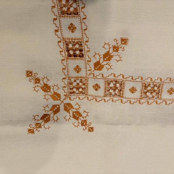 Gorgeous Vintage Embroidered Cross Stitch Cutwork Linen Tablecloth - Picture 4 of 10